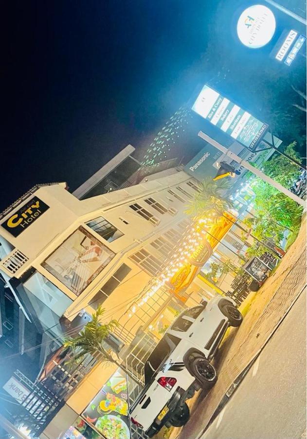 Airport City Hotel カトゥナカヤ エクステリア 写真